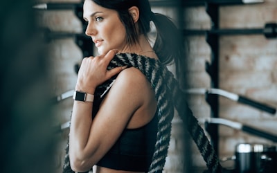 家长与孩子在公园进行亲子健身游戏，笑容灿烂